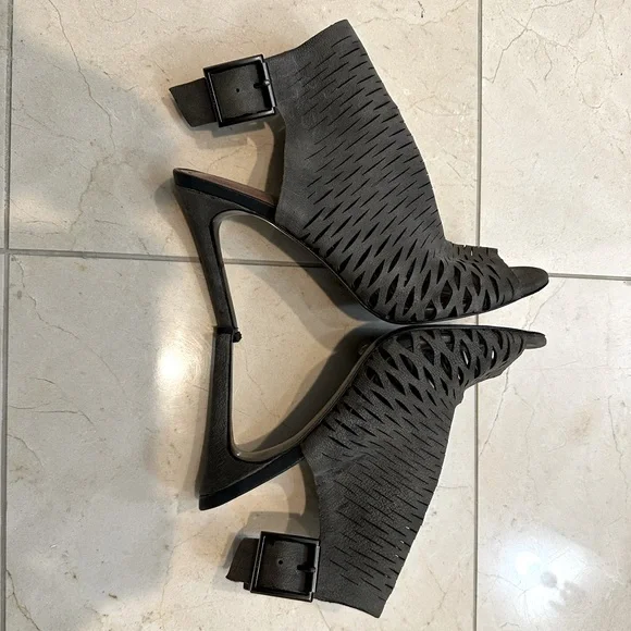 Vince Camuto open toe heels - Picture 4 of 9